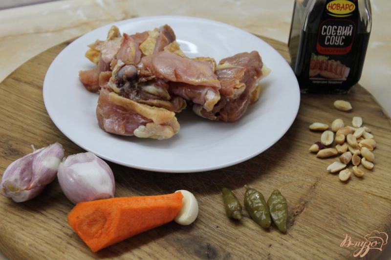 Фото приготовление рецепта: Курица жаренная с перцем чили и арахисом шаг №1