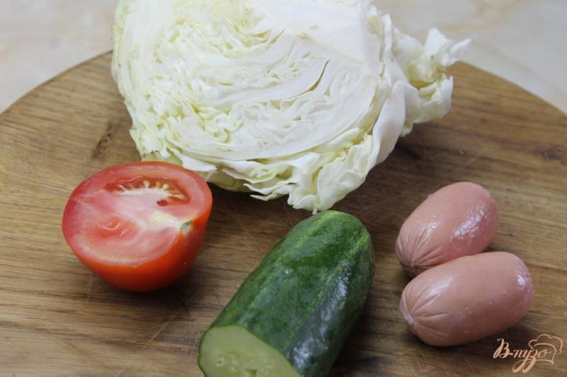 Фото приготовление рецепта: Салат с молодой капусты с добавлением сарделек и овощей шаг №1