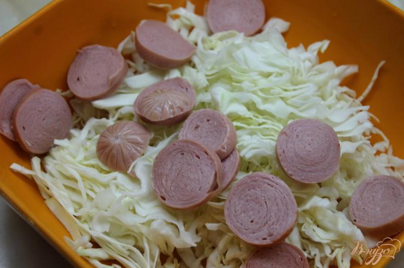 Фото приготовление рецепта: Салат с молодой капусты с добавлением сарделек и овощей шаг №3