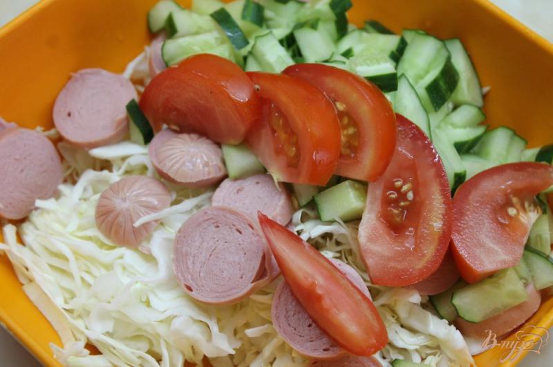 Фото приготовление рецепта: Салат с молодой капусты с добавлением сарделек и овощей шаг №5