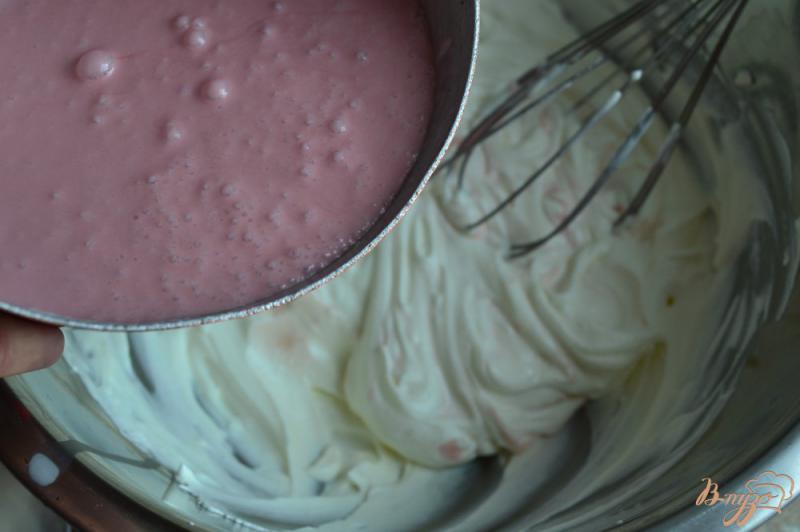 Фото приготовление рецепта: Сливочно-клубничный торт с зеркальной глазурью шаг №11
