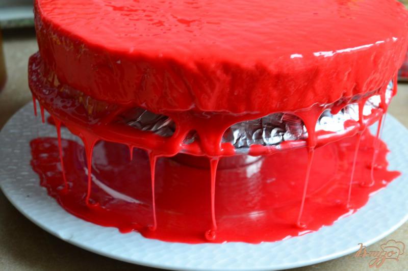 Фото приготовление рецепта: Сливочно-клубничный торт с зеркальной глазурью шаг №15