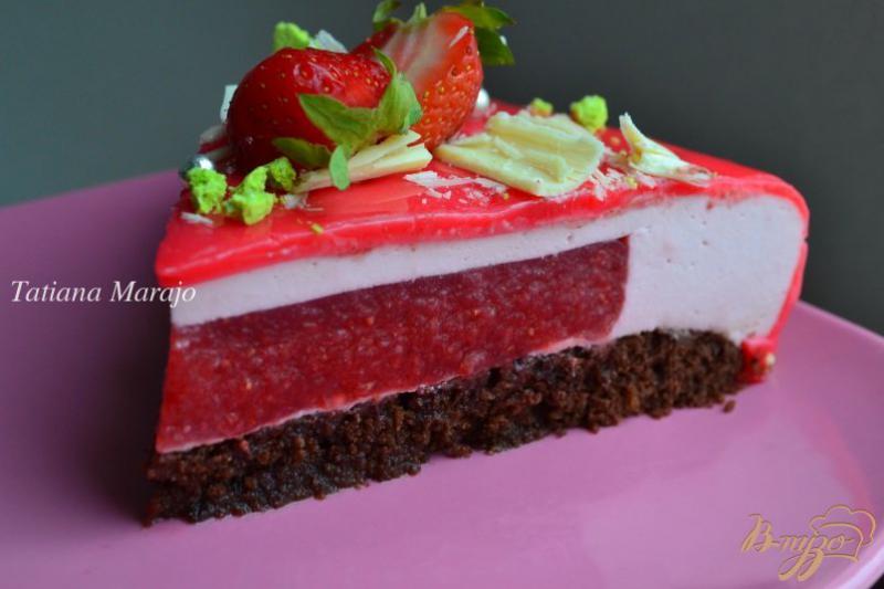 Фото приготовление рецепта: Сливочно-клубничный торт с зеркальной глазурью шаг №17