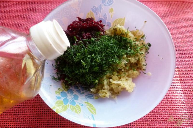 Фото приготовление рецепта: Салат из свеклы с маринованными огурцами и укропом шаг №3