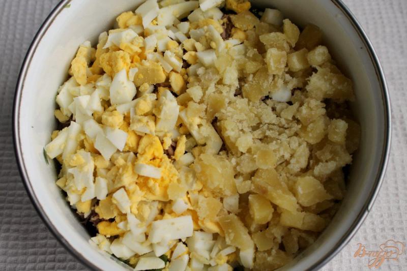 Фото приготовление рецепта: Салат с мясом, зеленью и яйцом шаг №4
