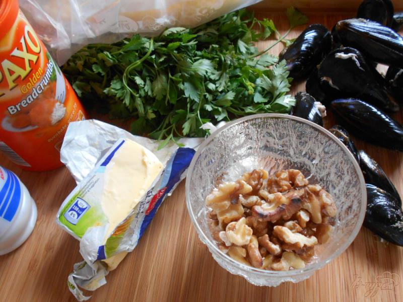Фото приготовление рецепта: Мидии с зеленым маслом и хрустящей панировкой шаг №1