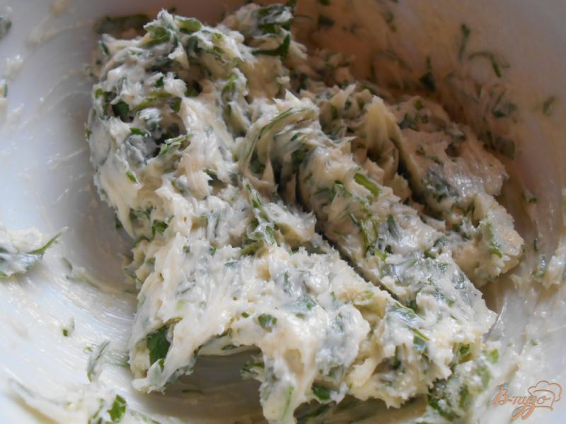 Фото приготовление рецепта: Мидии с зеленым маслом и хрустящей панировкой шаг №4
