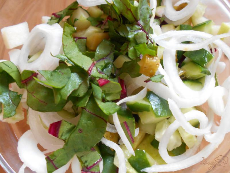 Фото приготовление рецепта: Салат со свеклой и свекольной ботвой шаг №3