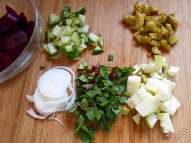 Фото приготовление рецепта: Салат со свеклой и свекольной ботвой шаг №2