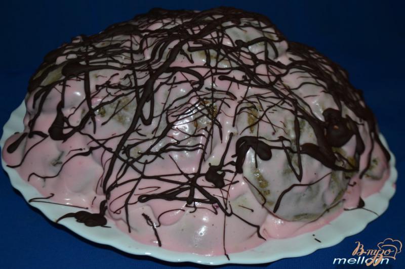 Фото приготовление рецепта: Шоколадный торт «Опавшие листья» со сметанно-смородиновым кремом шаг №8