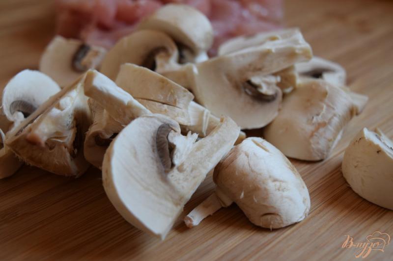 Фото приготовление рецепта: Филе индейки с грибами в сливочном соусе шаг №1