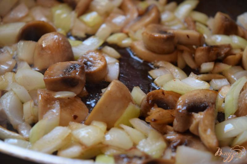 Фото приготовление рецепта: Филе индейки с грибами в сливочном соусе шаг №6
