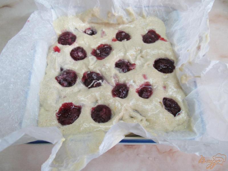 Фото приготовление рецепта: Вишневый пирог с лимонным сиропом. шаг №7