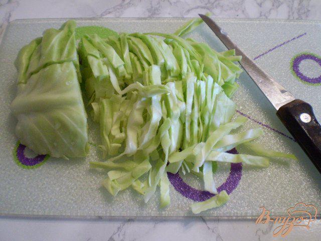 Фото приготовление рецепта: Салат из капусты и крабовых палочек шаг №4