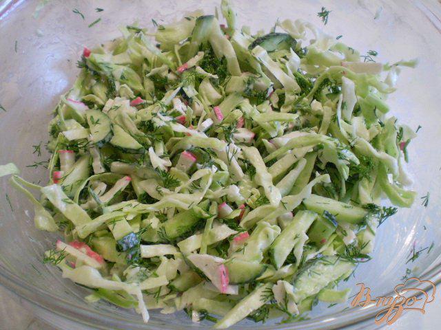 Фото приготовление рецепта: Салат из капусты и крабовых палочек шаг №7