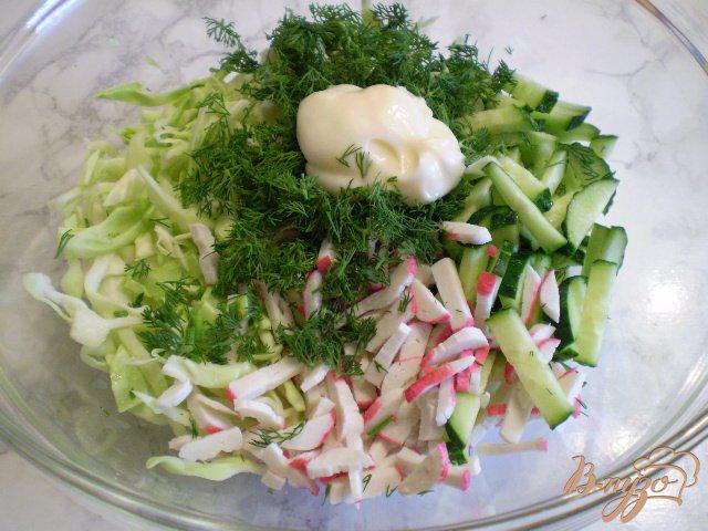 Фото приготовление рецепта: Салат из капусты и крабовых палочек шаг №6