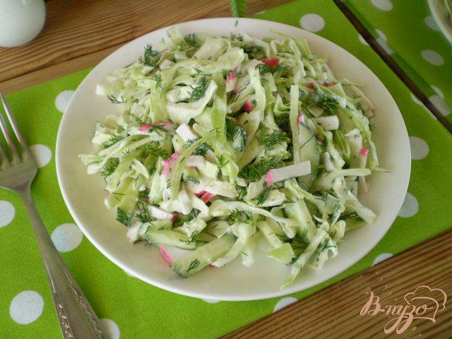 Фото приготовление рецепта: Салат из капусты и крабовых палочек шаг №8