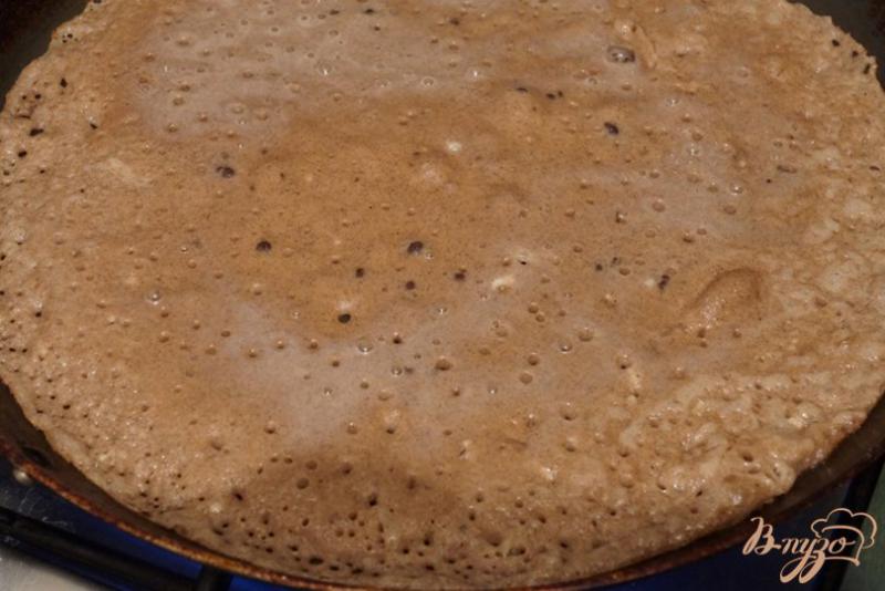 Фото приготовление рецепта: Черемуховые блины с голубикой и молочным соусом шаг №9