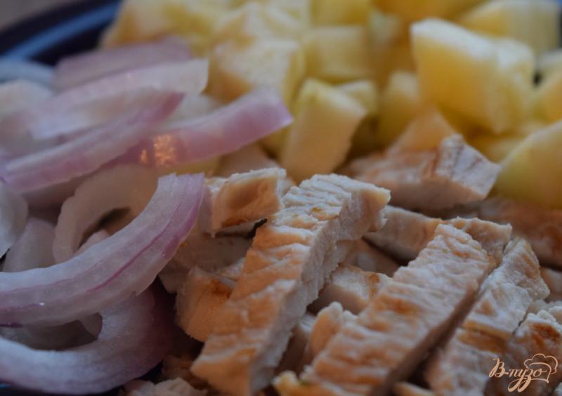 Фото приготовление рецепта: Салат из куриного филе с яблоком шаг №4