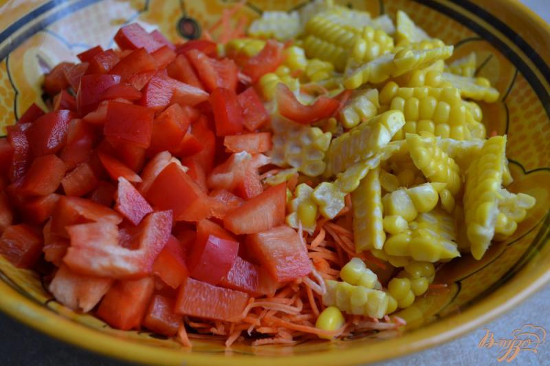 Фото приготовление рецепта: Овощной салат с отварной кукурузой шаг №4