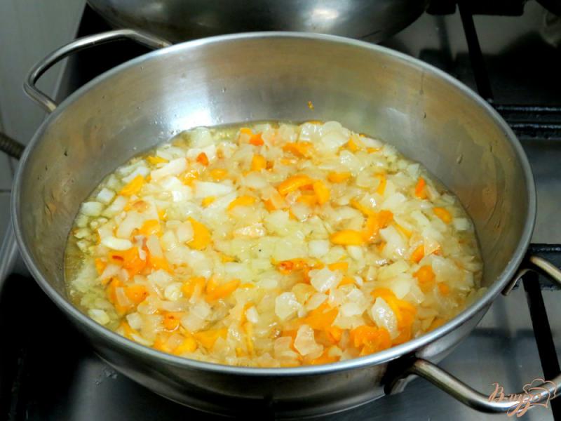 Фото приготовление рецепта: Гороховый суп с сосисками и шампиньонами шаг №4