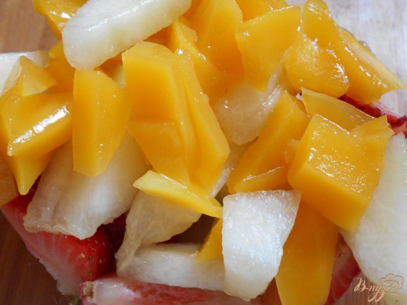 Фото приготовление рецепта: Салат из дыни и манго шаг №4