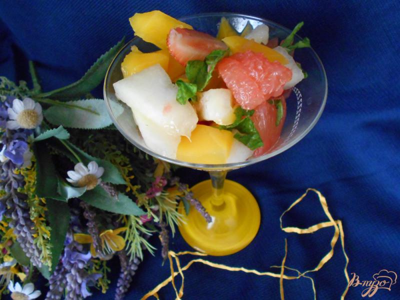 Фото приготовление рецепта: Салат из дыни и манго шаг №6
