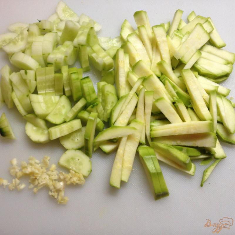 Фото приготовление рецепта: Летний салат с кабачком шаг №3