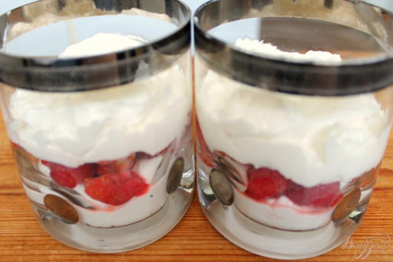 Фото приготовление рецепта: Творожный десерт с клубникой шаг №5