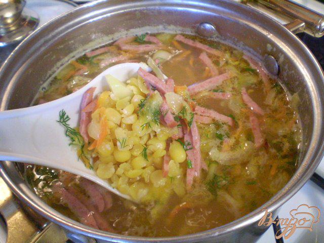 Фото приготовление рецепта: Гороховый суп с колбасой шаг №7