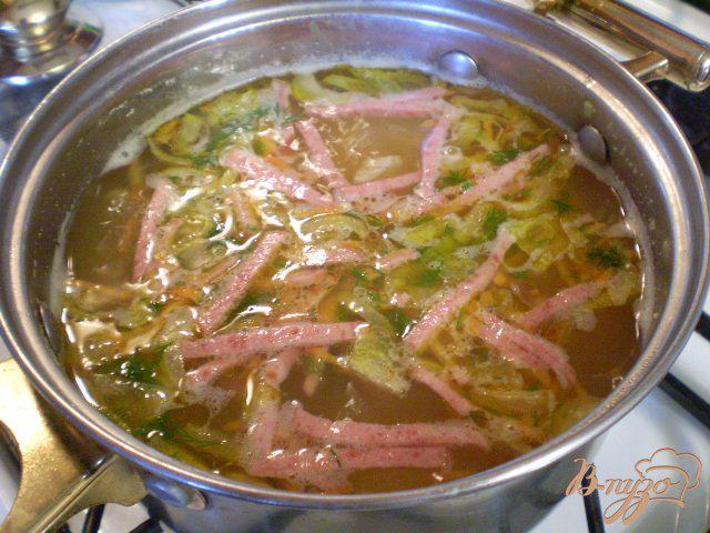 Фото приготовление рецепта: Гороховый суп с колбасой шаг №8