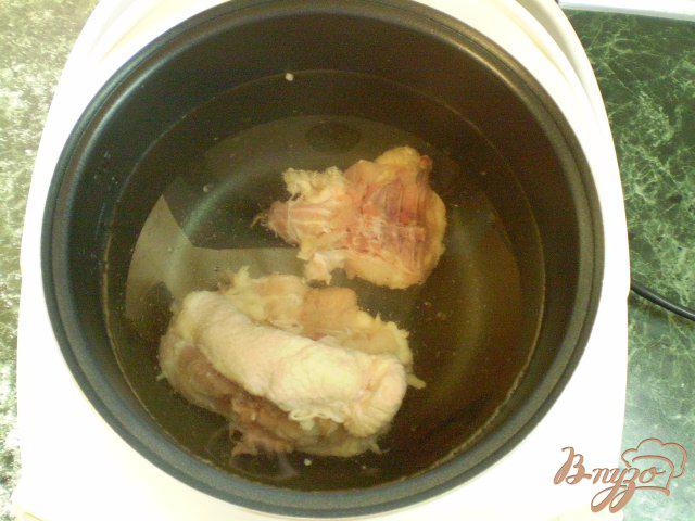 Фото приготовление рецепта: Суп на курином бульоне с яйцами и картофелем шаг №2