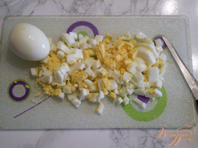 Фото приготовление рецепта: Суп на курином бульоне с яйцами и картофелем шаг №6