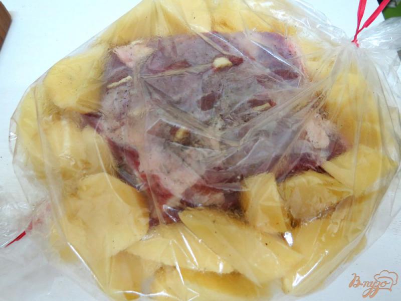 Фото приготовление рецепта: Свинина запеченная с картофелем в рукаве шаг №7
