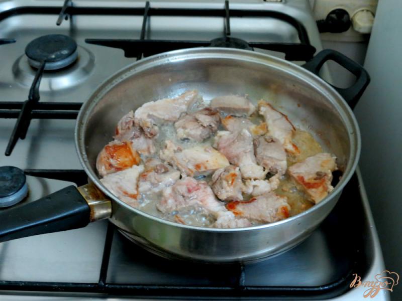 Фото приготовление рецепта: Свинина пряная в томатном соусе шаг №3