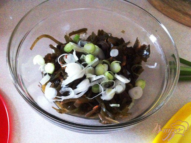 Фото приготовление рецепта: Салат  из морской капусты с крабовыми палочками шаг №3