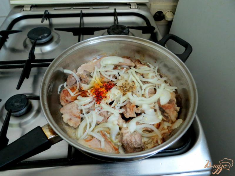 Фото приготовление рецепта: Свинина пряная в томатном соусе шаг №5