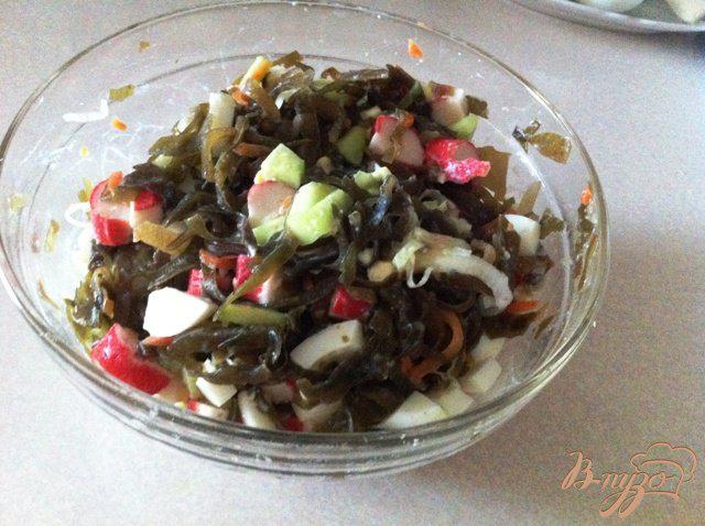 Фото приготовление рецепта: Салат  из морской капусты с крабовыми палочками шаг №9
