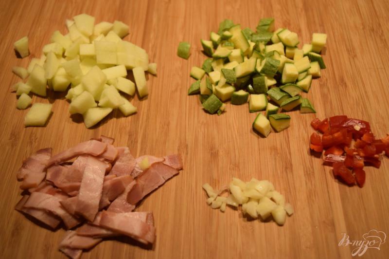 Фото приготовление рецепта: Кус -кус с кабачками, беконом и яблоками шаг №2