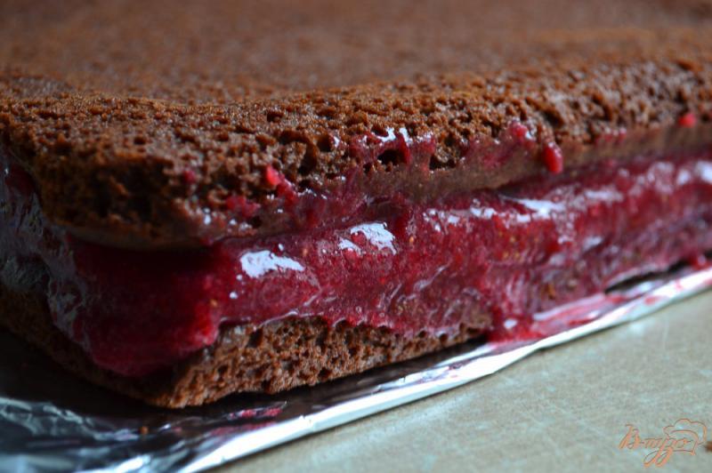 Фото приготовление рецепта: Шоколадный торт со взбитыми сливками шаг №10