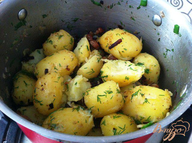 Фото приготовление рецепта: Молодой картофель по-деревенски шаг №7