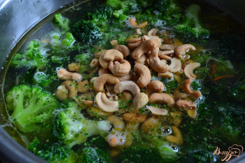 Фото приготовление рецепта: Суп-пюре из брокколи с орешками кешью шаг №2