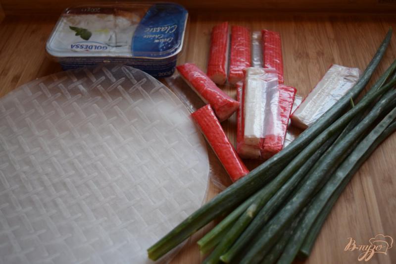 Фото приготовление рецепта: Cпринг- роллы с крабовыми палочками и сливочным сыром шаг №1