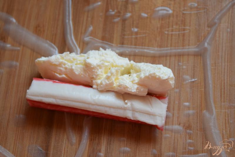 Фото приготовление рецепта: Cпринг- роллы с крабовыми палочками и сливочным сыром шаг №3
