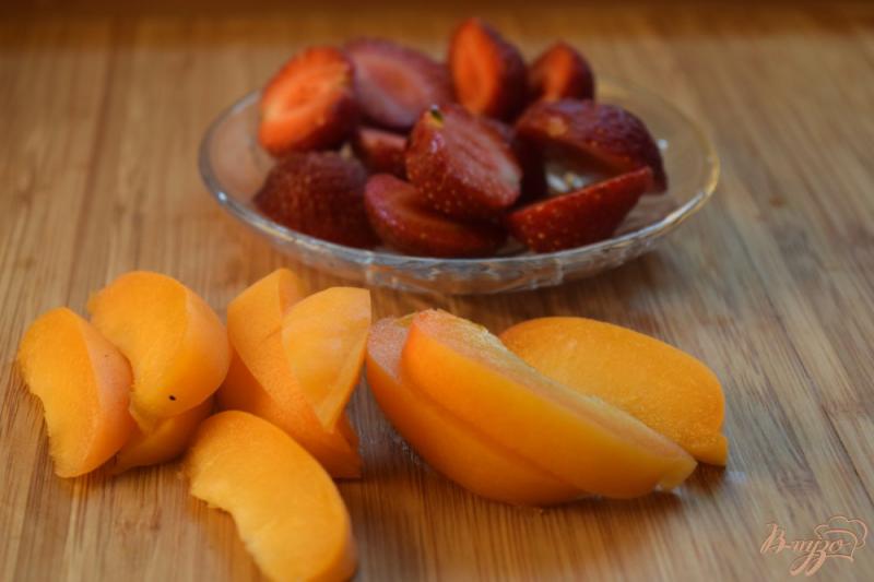 Фото приготовление рецепта: Творожный десерт с клубникой и абрикосами шаг №2
