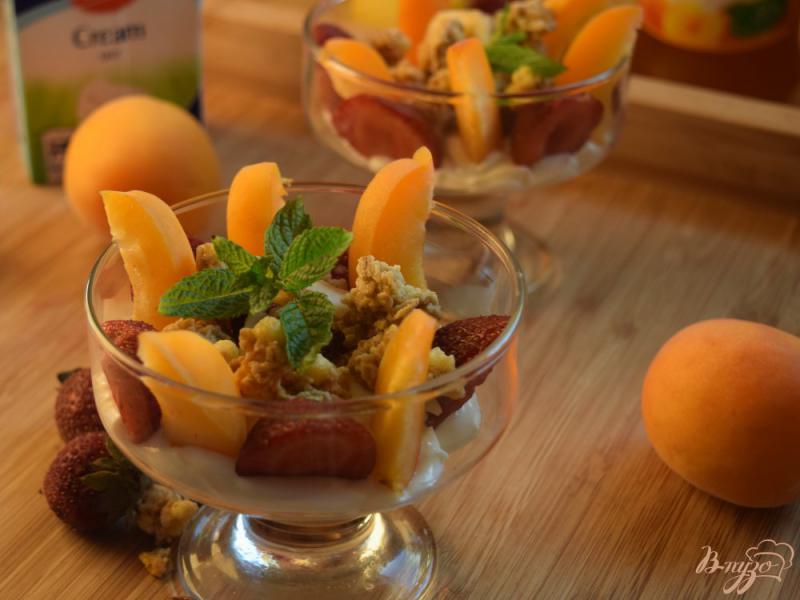 Фото приготовление рецепта: Творожный десерт с клубникой и абрикосами шаг №5