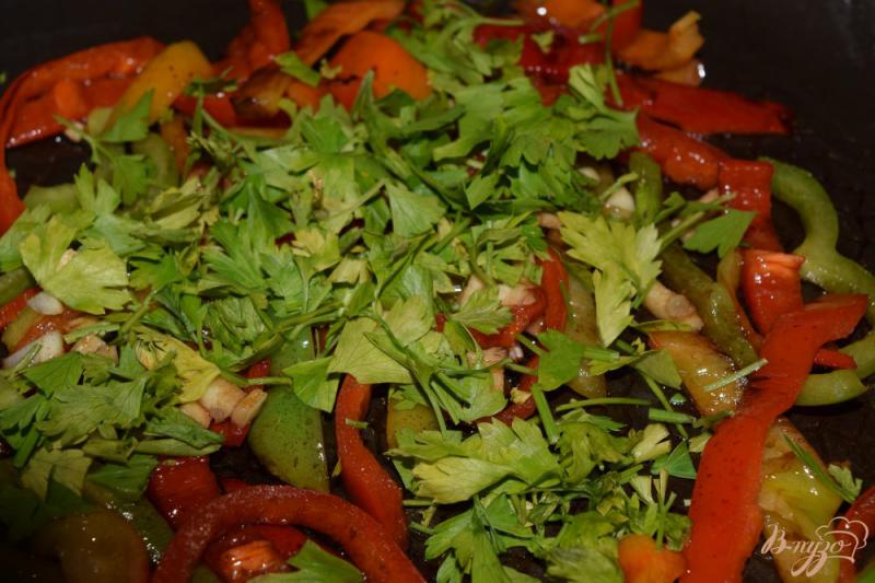 Фото приготовление рецепта: Теплый салат с болгарским перцем шаг №7