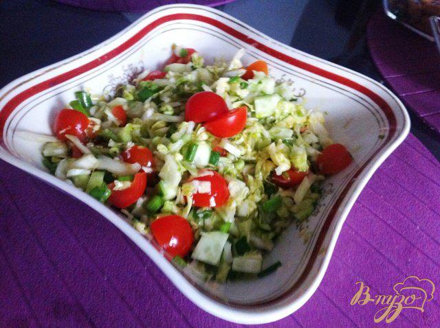 Фото приготовление рецепта: Салат из молодой капусты с овощами шаг №6