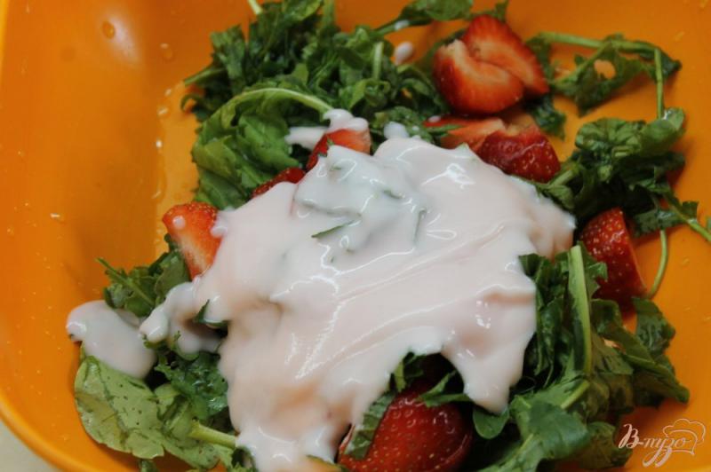 Фото приготовление рецепта: Салат клубничный с мятой и йогуртом шаг №5
