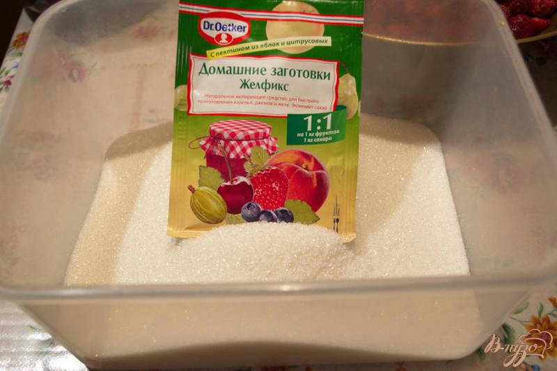 Фото приготовление рецепта: Клубничное варенье с желфиксом( варенье с целыми ягодами) шаг №2